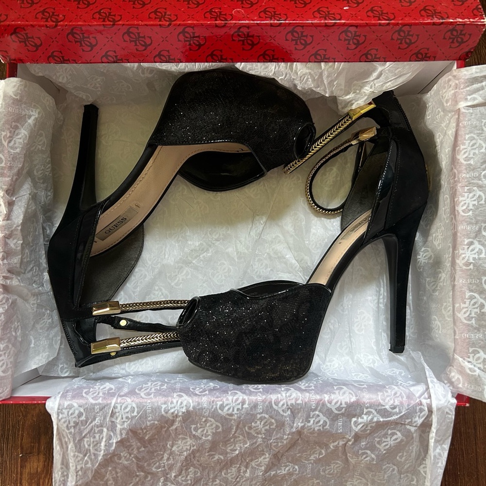 Guess lace platform pumps